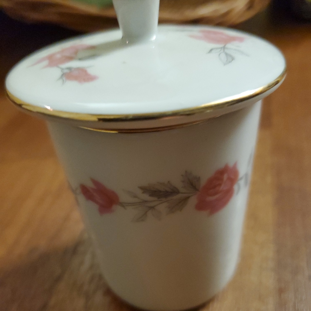 4 beautiful Vintage Tatung Tea cups.